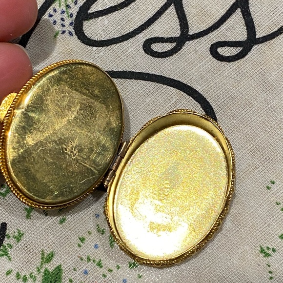 Pill box - Picture 3 of 6